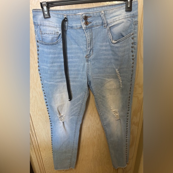 Vintage Violet Denim - Women's‎ Light Blue Distressed Skinny Jeans with Studded Details
